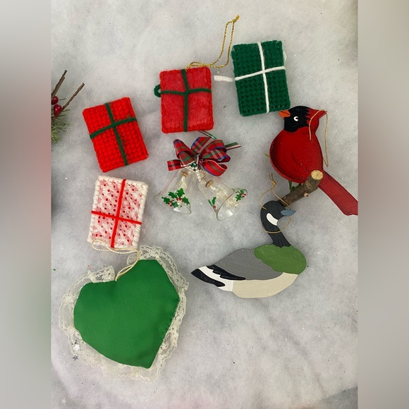 Vintage Christmas Tree Ornaments Decor Lot Cardinal Goose Bells Heart Presents - Picture 5 of 8
